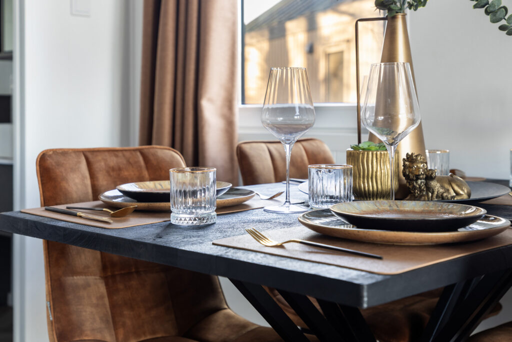 Luxe interieur met eettafel in vakantiehuis op de Veluwe